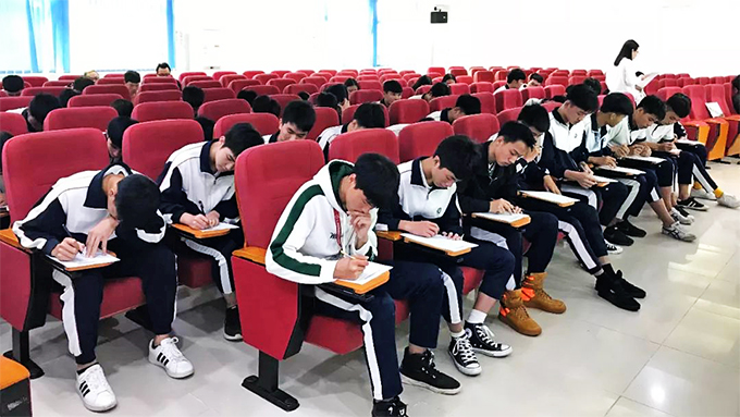 同學(xué)們參與粵寶集團組織的現(xiàn)場筆試和面試